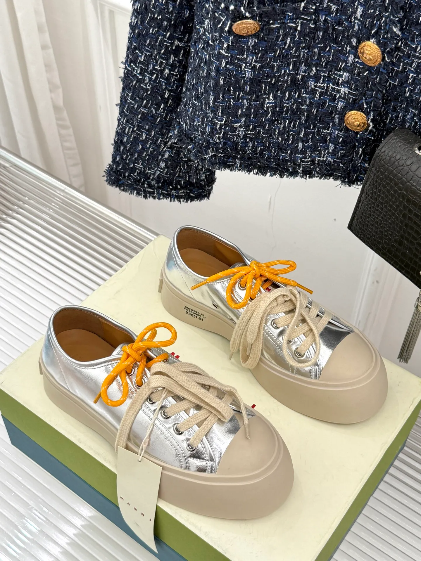 👟👟Ex-factory price 560👟👟 Marni｜Marni's classic double-lace thick-soled big-toe shoes. The overall shape of the shoe is very simple and retro. The color matching is clean and timeless. It is a pair of white shoes that are both comfortable and textured. Anyone who wears them will know how comfortable they are. They are super versatile! No matter how you match the clothes, they are very nice❤️ The fabric is made of imported calfskin. The inner tiptoe is made of lambskin. The original open-molded non-slip rubber sole. Size: 35-39 (40/41 customization is non-returnable)